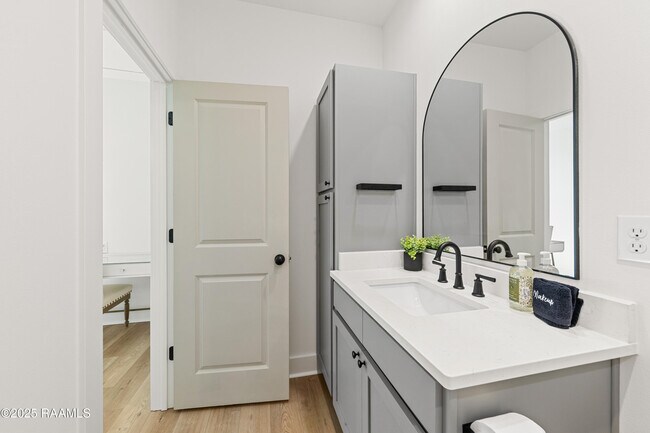 Building Photo - 206 Steiner Oaks