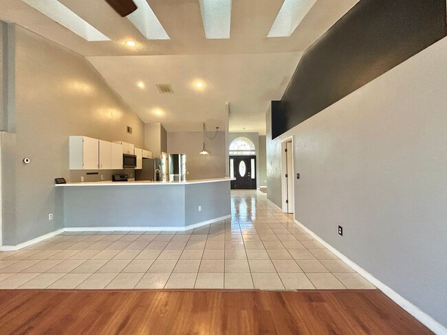 Building Photo - Waterfront Pool Home in Waterford Lakes