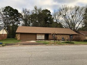 Building Photo - 3 Bedroom in Pine Tree