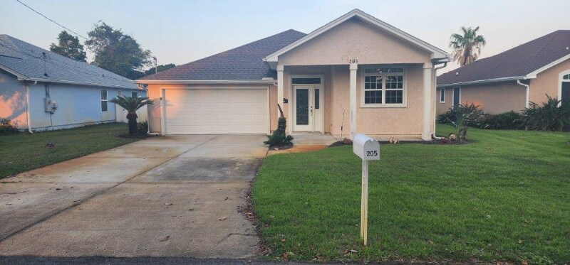 Primary Photo - 205 Wisteria St
