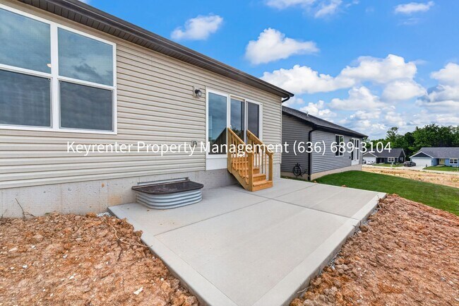 Building Photo - Spacious 3BR Home with Open Floor Plan, Walk-In Closet & Patio
