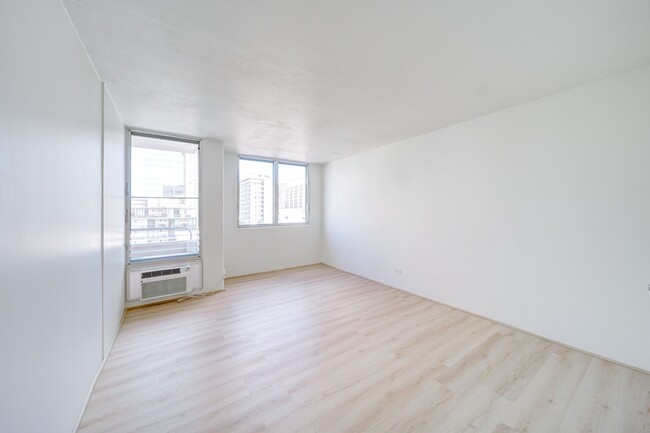 Building Photo - Beautiful, Spacious, Fully Renovated, 1 be...