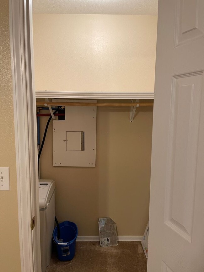 Building Photo - Available November 21st!   6 Month lease