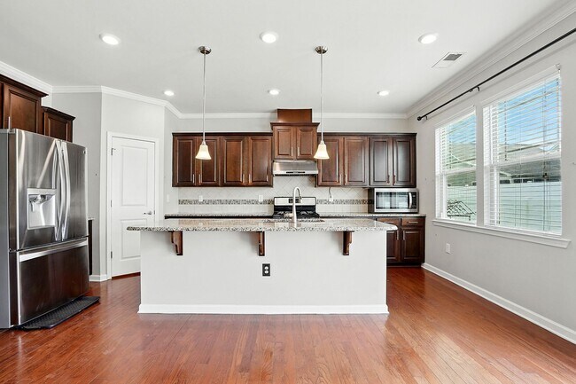 Building Photo - STUNNING HOME IN -POOL-TENNIS COURTS-GYM-PARK