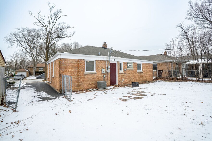 Building Photo - 17649 Dundee Ave