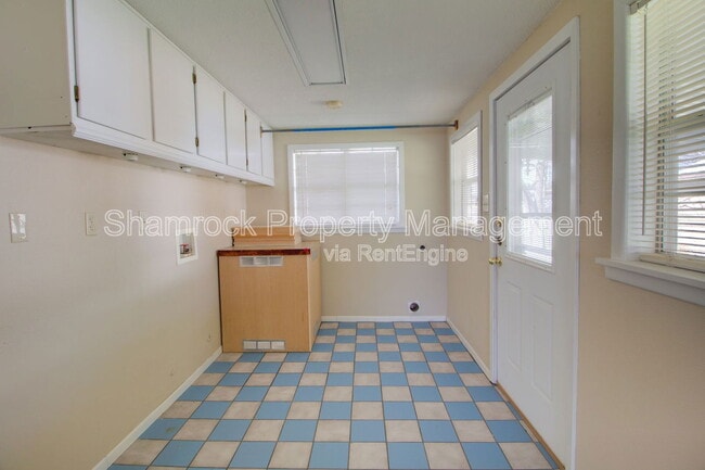Building Photo - 315 Estates Dr