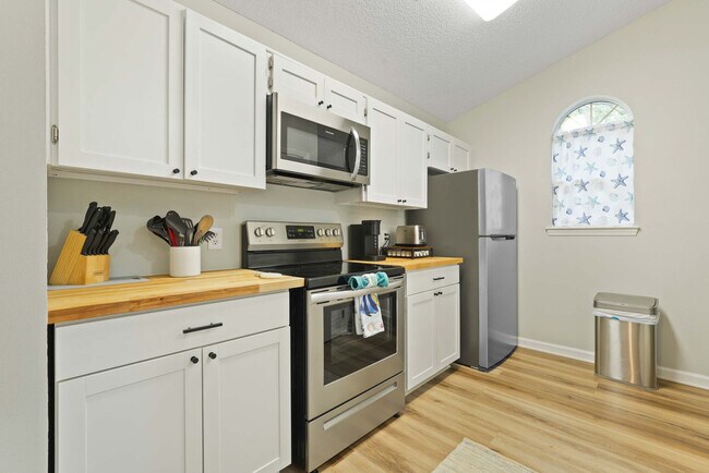 Building Photo - 529 Pointe S Dr