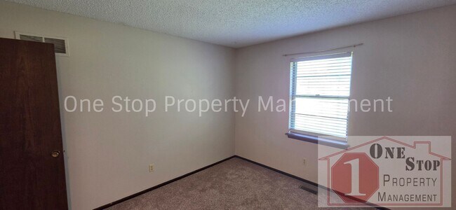 Building Photo - 1300 E 152nd Terrace