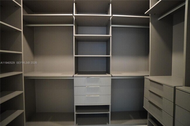 Building Photo - 700 NE 26th Terrace