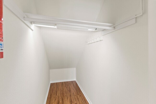 Building Photo - Remodeled 5 Bedroom Home in HOA