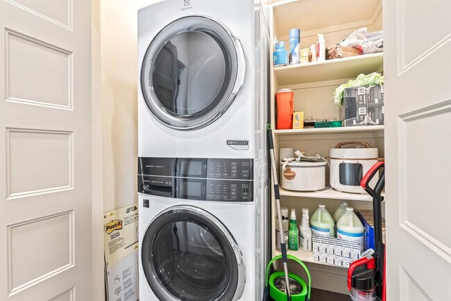 Building Photo - 303 CM Rdg Ln