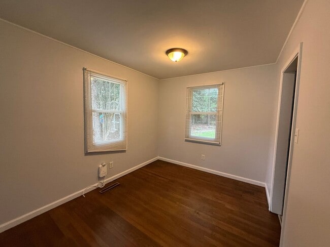 Building Photo - 515 Oak Ln