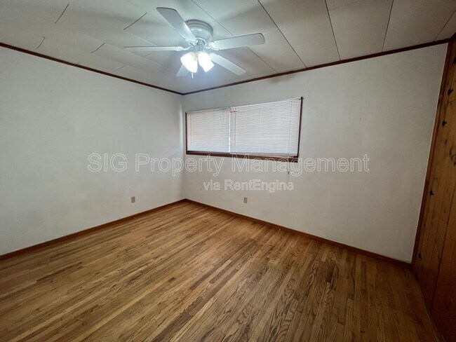 Building Photo - 10222 McClemont Ave