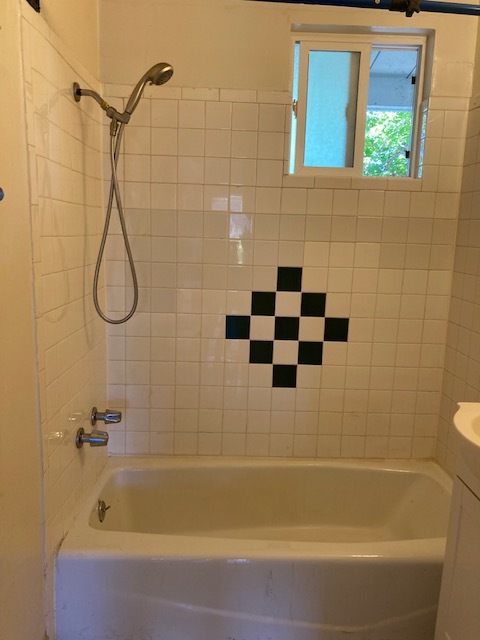 Bathroom with bath tub & shower combo - 3123 Alma St