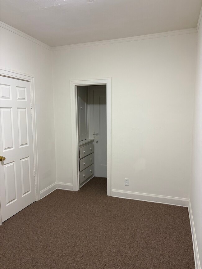 Lots of closet space - 4156 Rosewood Ave