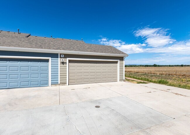 Building Photo - Cute End Unit 3 Bedroom Townhome in Lorson...