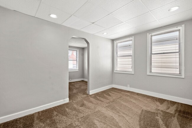 Building Photo - Beautiful 3 Bedroom home in South side available April 15!