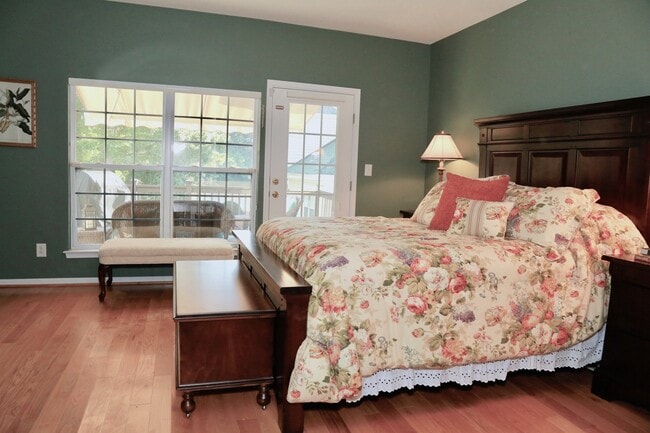 Building Photo - Available in August!  3 Bedroom 2 1/2 Bath...