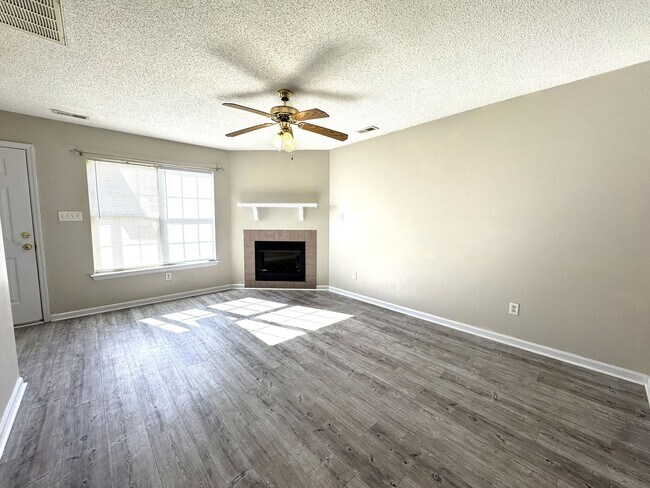 Building Photo - Townhome Minutes to Camp Lejeune