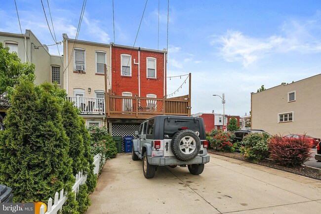 Building Photo - Gorgeous end-unit row home available for r...