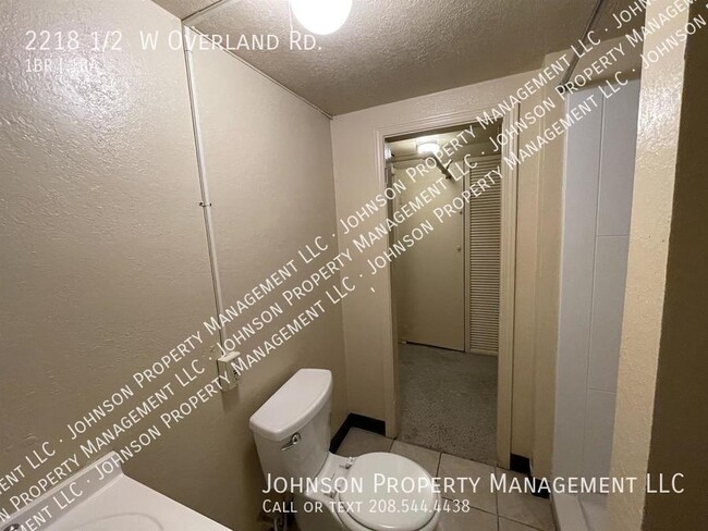 Building Photo - Private 1-Bedroom Daylight Basement Unit o...