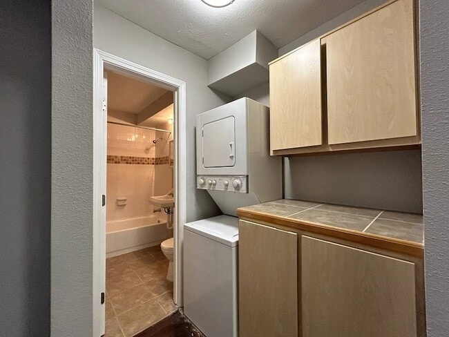 Building Photo - 831 W 25th St