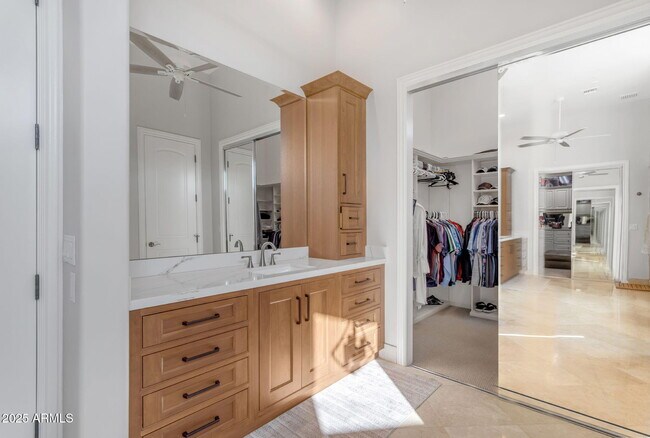 Building Photo - 6938 E Lomas Verdes Dr