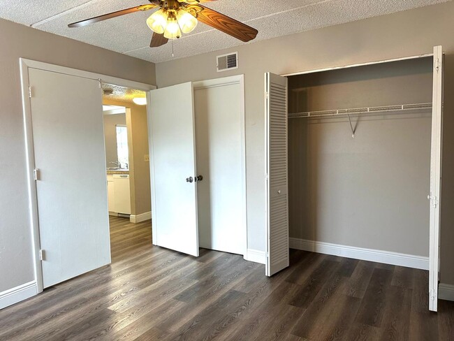 Building Photo - First Floor 2/2 Condo at Pine Shadows in O...
