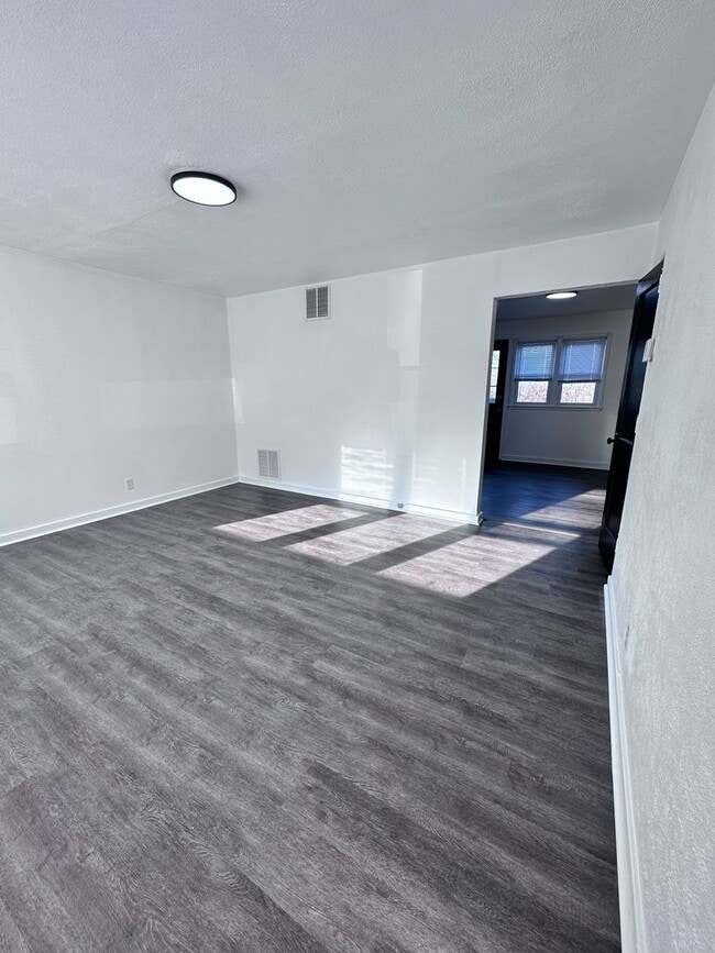 Building Photo - Cozy 3-Bedroom Townhouse in Midland, PA!