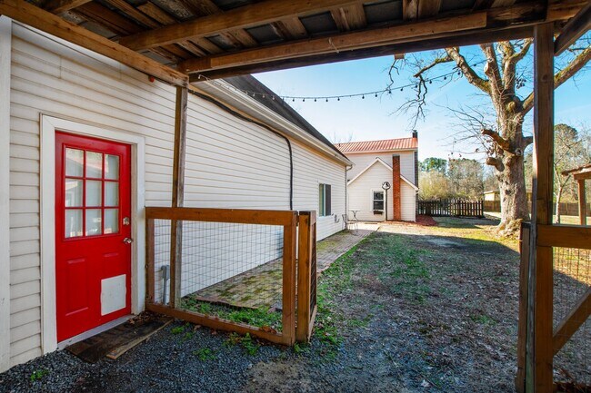 Building Photo - Tranquil loft retreat with open floorplan!...