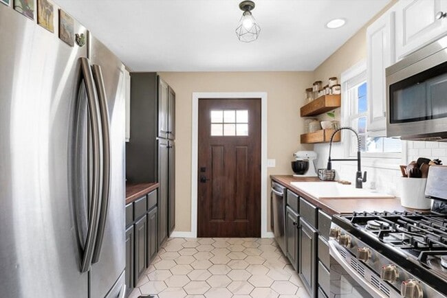 Building Photo - 3 Bedroom house with Finished Basement - Available August 2026