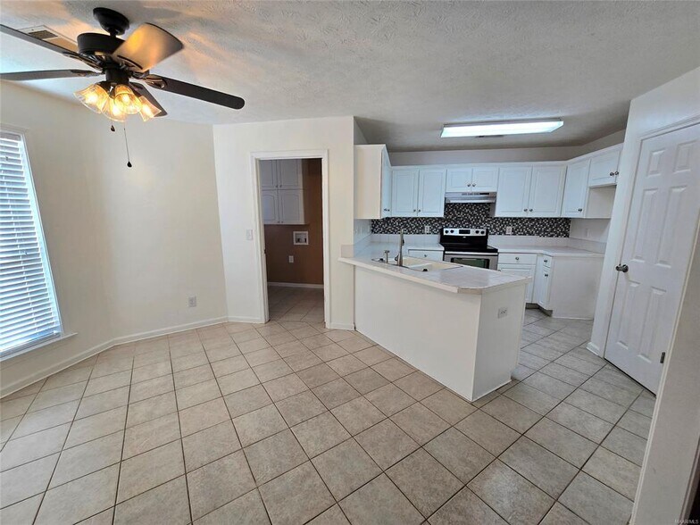 Building Photo - 5825 Portsmouth Dr