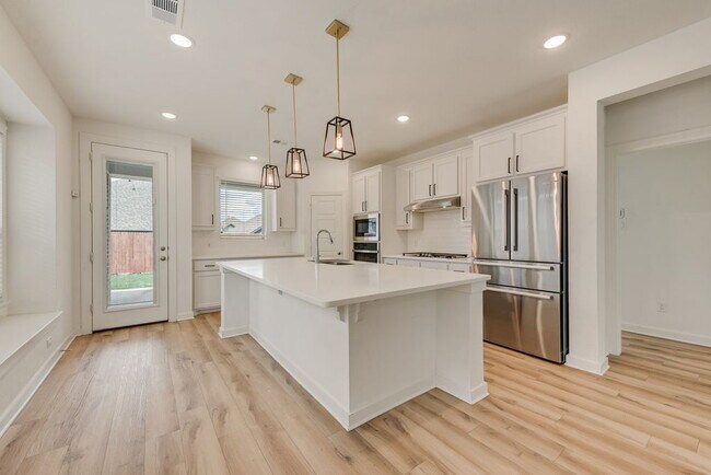 Building Photo - Beautiful 5 bedroom 3 full bath home in the heart of Heartland!