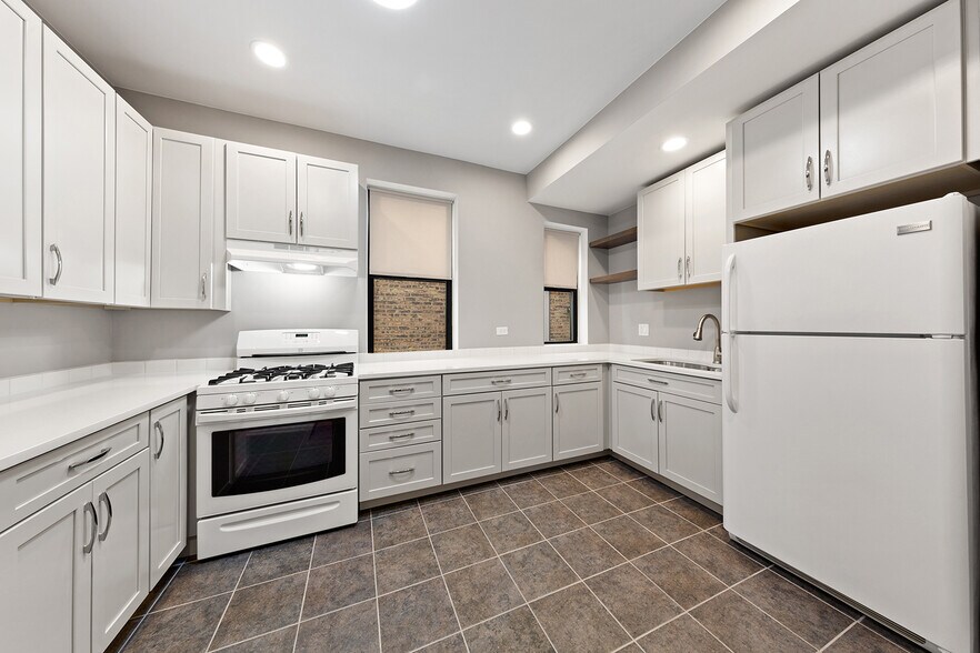 Kitchen - 3536 N Wolcott Ave