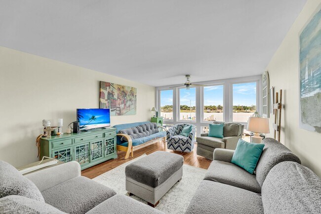 Building Photo - Coastal Living in the Heart of Folly Beach