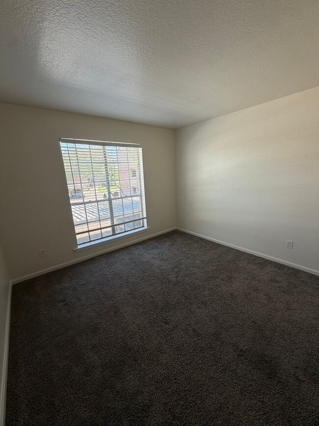Building Photo - Great 1 bedroom 1 bath 2nd floor unit