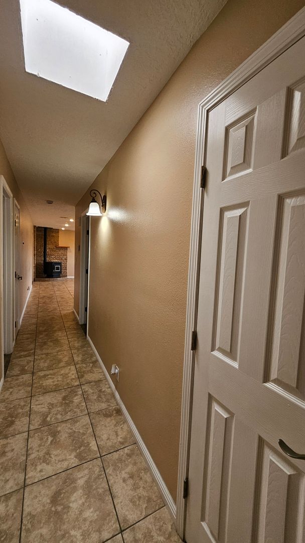 Building Photo - 3 Bed 2 Bath