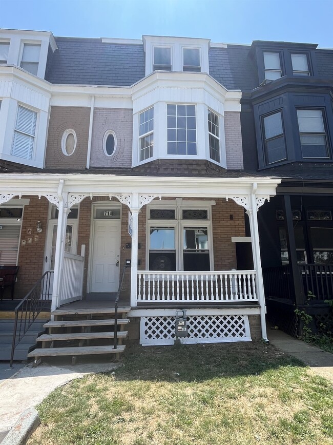 Building Photo - 714 W Poplar St