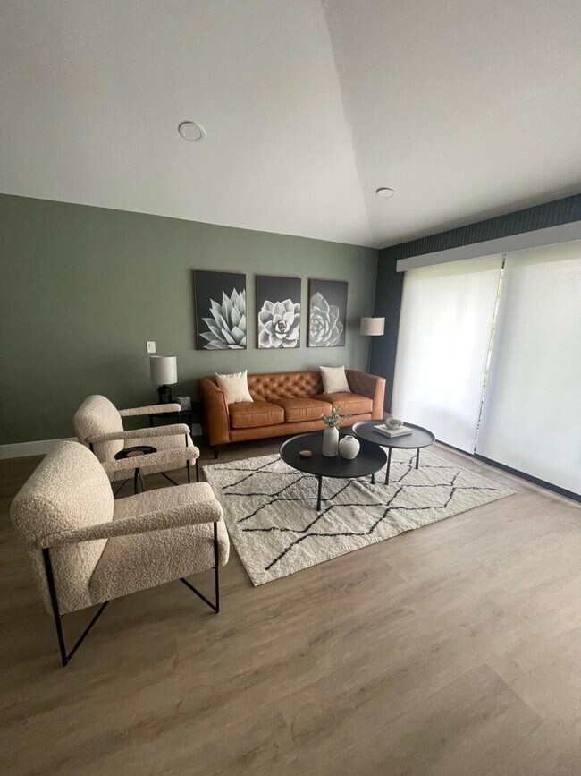 Building Photo - 202 Club Dr