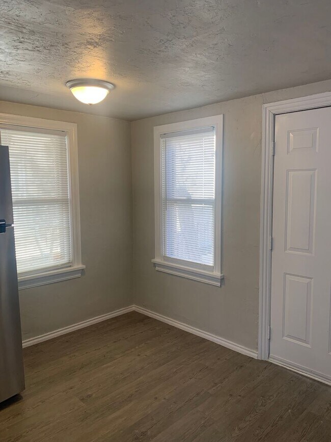 Building Photo - Studio Apartment in Jefferson Park