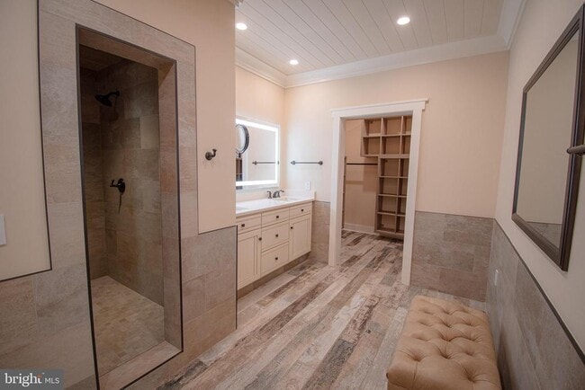 Building Photo - 7918 Bloomfield Rd