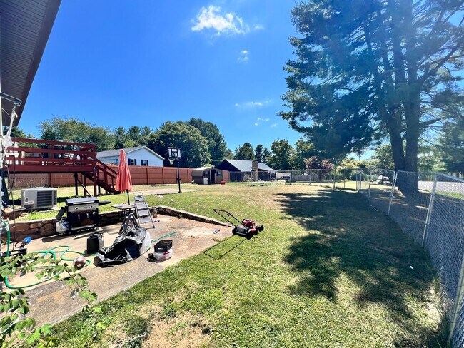 Building Photo - Home available in Christiansburg