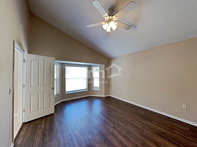 Building Photo - 16502 Lake Heather Dr