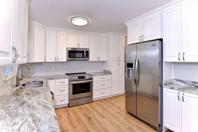 Building Photo - Updated, Spacious, Large Backyard in Newpo...