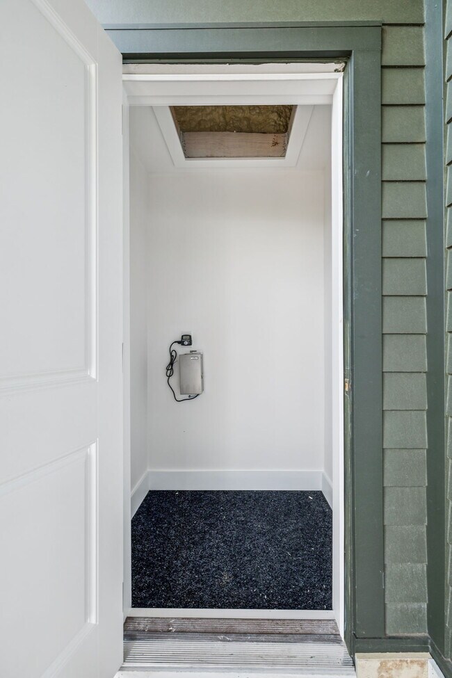 Building Photo - "Spacious 4-Bed, 4-Bath Gem in Nashville -...