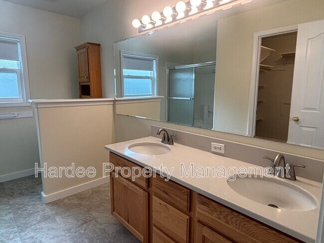 Building Photo - 3313 W Cherry Ln