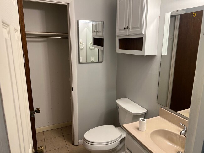 Building Photo - 3 Bed 1.5 Bath Home
