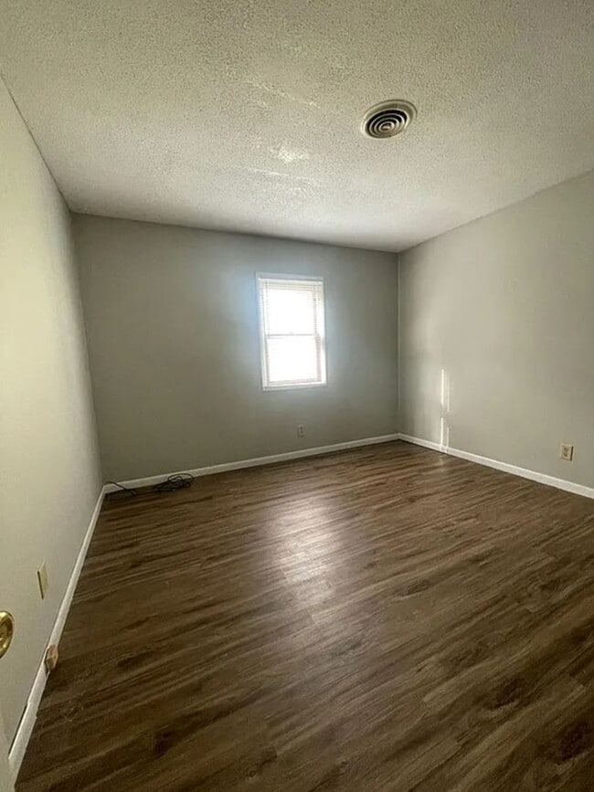 Building Photo - Charming 2-bedroom in heart of Muncie on Adams St