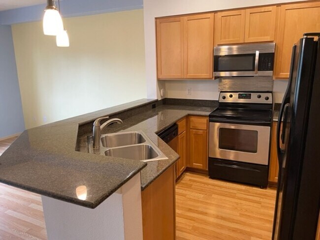 Building Photo - Beautiful 3 Bed 2.5 Bath Townhome in Talus, Issaquah