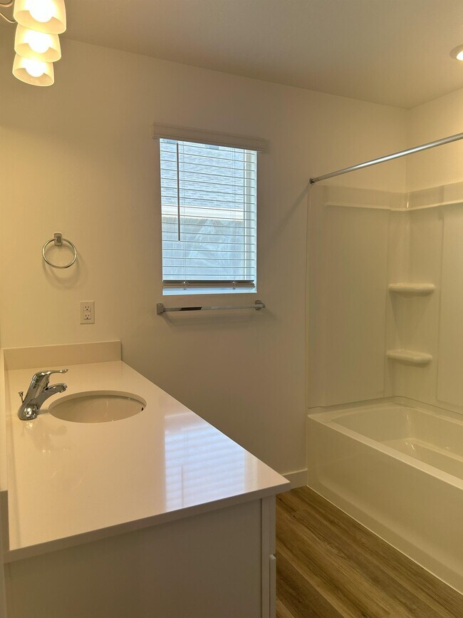 Building Photo - 613 N Pear Dr